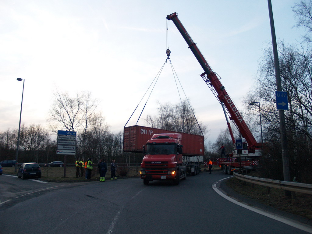 LKW verliert Container Koeln Niehler Ei P135.JPG